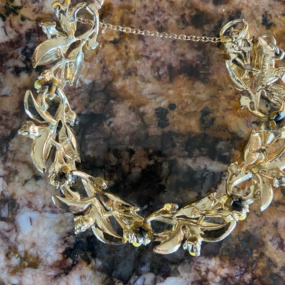 Vintage Floral Jewelry Set in Yellow and Gold tones - Picture 3 of 6